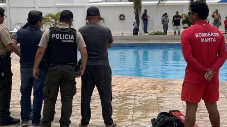 El Cuerpo de Bomberos de Manta intentó revivir al pequeño tras caer a la piscina, pero falleció minutos después.