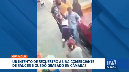 Cámaras de video muestran el momento en que sujetos intentan llevarse a una trabajadora en una zona de alta actividad comercial de Guayaquil. Un reportaje de Camila Guevara