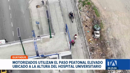 La estructura, diseñada exclusivamente para la seguridad de los transeúntes, es utilizada por conductores de motos para cruzar la vía. Un reportaje de Ricardo Cruzatty