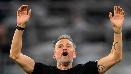 Luis Enrique celebra el pase a la final en el Allianz Arena, este miércoles frente a los seguidores del PSG.