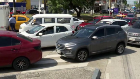 Largas filas de vehículos continúan formándose en las gasolineras de Guayaquil, ante la escasez de combustible, la tarde de este 12 de mayo de 2026.