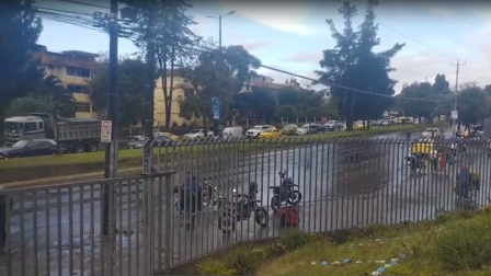 Las fuertes lluvias provocaron una acumulación de agua en la av. Mariscal Sucre, en el norte de Quito.