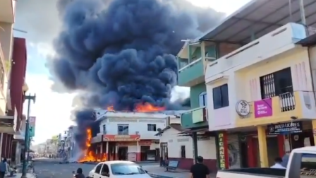 Un fuerte incendio, acompañado de explosiones, sacude a un supermercado de Paján, provincia de Manabí, este 12 de mayo de 2026.