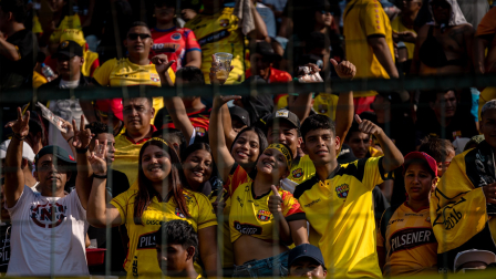 Los hinchas de Barcelona en Quevedo