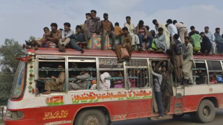 Un autobús lleno de pasajeros se volcó en Pakistán, este martes 12 de mayo de 2025