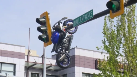 Canadá: Motocicleta queda colgando de un semáforo tras impactante accidente