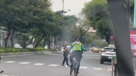 Un agente de la ATM fue captado circulando en bicicleta mientras usaba el celular.