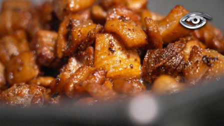 Intensa y llena de memoria, la mapahuira sigue apareciendo en antojos y recetas tradicionales. Seguimos su rastro entre mote, máchica traposa y chicharrón derretido para descubrir por qué este sabor popular todavía se aferra al paladar y a la cocina ecuatoriana.