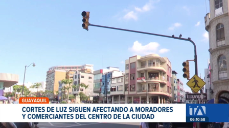 En sectores comerciales críticos como García Avilés y Chimborazo, los apagones diarios y prolongados cumplen casi un mes. Un reportaje de Camila Guevara