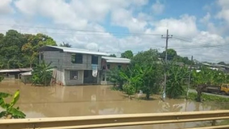 Las fuertes lluvias ocaionaron inundaciones en el cantón Balzar, en Guayas.