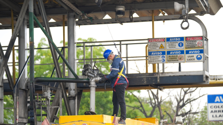 Imagen del despacho de combustible en la terminal Pascuales de Petroecuador, en Guayaquil.