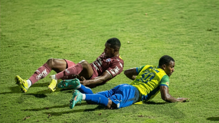 Un futbolista brasileño sufrió una impactante lesión durante un partido en la liga de Honduras