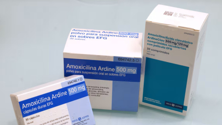 Envases de 30 pastillas con amoxicilina, que serán retirados del mercado en el próximo año para luchar contra las resistencias bacterianas.
