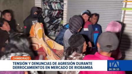 Entre gritos y reclamos, la maquinaria pesada ingresó al centro de abastos para ejecutar los trabajos previstos por el municipio. Un reportaje de Mercedes Chávez