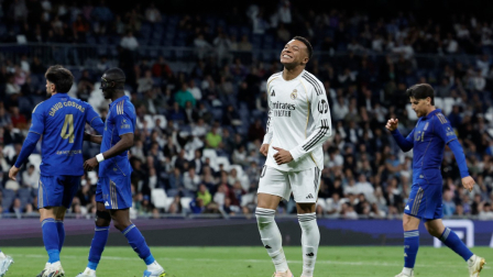 El delantero francés del Real Madrid, Kylian Mbappé, reacciona tras fallar una clara ocasión de gol durante el partido de la liga española entre el Real Madrid CF y el Real Oviedo en el estadio Santiago Bernabéu de Madrid, el 14 de mayo de 2026.