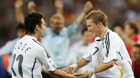 Miroslav Klose y Bastian Schweinsteiger jugadores de Alemania