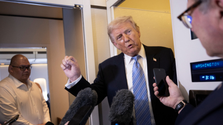 El presidente Trump durante su vuelo de regreso a Washington desde Pekín.
