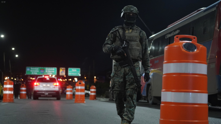 Personal de Policía y Fuerzas Armadas realizan controles en las provincias donde rige el toque de queda.