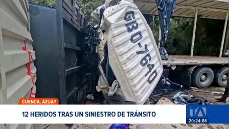 El grave accidente de tránsito ocurrió cerca del mediodía de este sábado en la vía a Guayaquil, cuando el vehículo pesado impactó contra varios automotores.