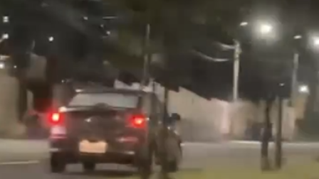 Un vehículo fue captado circulando en contravía sobre la av. Simón Bolívar, en sentido norte-sur.