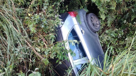 Una persona herida es el resultado del vuelco de un automóvil en la Km 58 de la vía Cuenca - Molleturo, la mañana de este domingo.