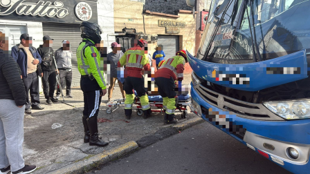 Un bus de pasajeros atropelló a una persona en la avenida Mariscal Sucre, en el sur de Quito.