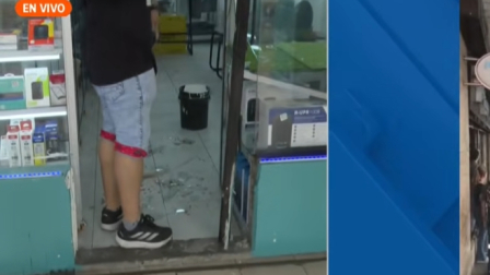 Imagen de los daños en un local de venta de celulares donde ocurrió el robo armado, que dejó un hombre herido, en el centro de Guayaquil.