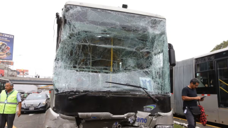 Triple choque en el Metropolitano en Lima - Perú deja al menos 40 heridos.