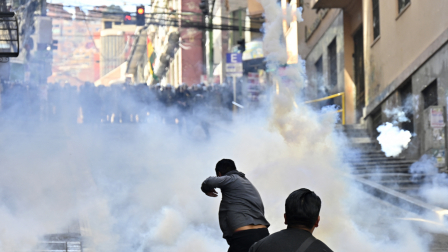 Policíoas lanzaron bombas lacrimógenas contra manifestantes en La Paz, Bolivia, este lunes 18 de mayo de 2026