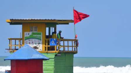 14 playas de Ecuador tendrán bandera roja por el oleaje, este martes 19 de mayo de 2026