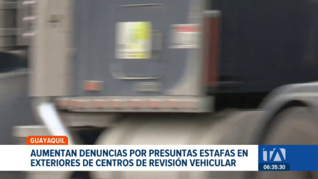Un equipo de este noticiero evidenció cómo operan sujetos que interceptan a los conductores en los exteriores de los centros de control. Un reportaje de Camila Guevara