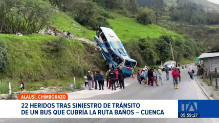 Bus que cubría la ruta Baños - Cuenca perdió pista en Alausí, Chimborazo. El accidente deja a 22 personas heridas. Un reportaje de Mercedes Chávez