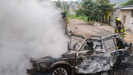 El vehículo quedó destruido tras la explosión de tanques de gas en su interior, en Monte Sinaí, noroeste de Guayaquil.