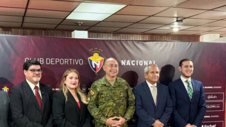 El presidente de El Nacional, Ricardo Cajas (centro de uniforme militar), en un evento de esto año.