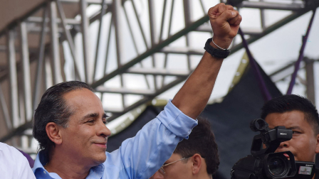 Alexander López, senador oficialista, sufrió un ataque dirigido en su contra mientras se movilizaba en un vehículo.
