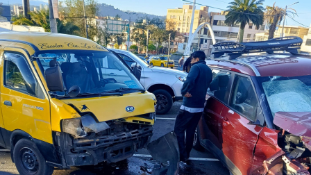Dos vehículos chocaron en la avenida Amércia y Mariana de Jesús.