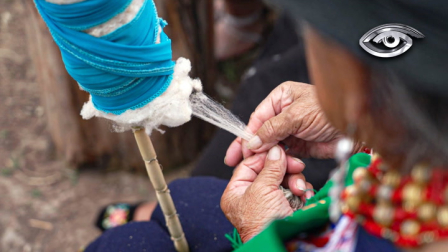 En Palugo, un grupo de mujeres mantiene vivo el arte ancestral de hilar lana a mano, un oficio heredado entre madres, hijas y abuelas. Ellas siguen trabajando hilo por hilo, con paciencia, memoria y una dedicación que solo se ve en lo hecho a mano.