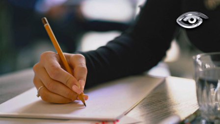 Cada vez usamos menos el papel y más las pantallas. Mensajes rápidos, teclados y notas digitales han ido reemplazando una práctica cotidiana que antes acompañaba la escuela, el trabajo y hasta las cartas de amor.  Estudios y especialistas señalan que escribir a mano fortalece la memoria, mejora la concentración y favorece el aprendizaje de una manera distinta a la escritura digital.