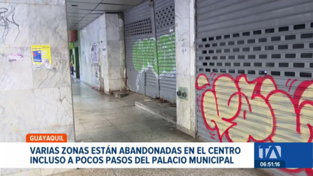 Ciudadanos y comerciantes cuestionan el deterioro de varios portales y calles céntricas a escasos metros del Palacio Municipal de Guayaquil. Un reportaje de Jazmín Solís