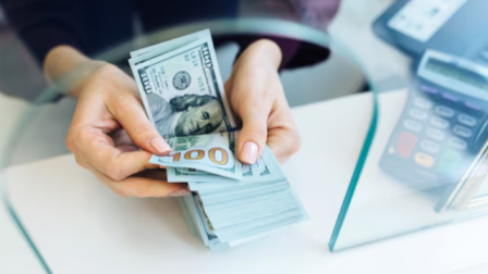Las personas que trabajan durante un día de feriado reciben su pago con el recargo del 100%.