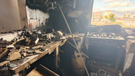 Una mueblería se incendió en el sector de Bellavista de Calderón, en Quito.