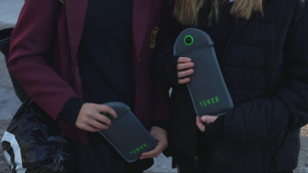 Un colegio de Cheshire afirma que los alumnos son más felices y sociables cuando guardan sus teléfonos.