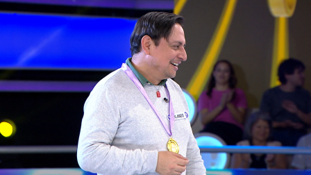 Orlando Herrera con la medalla de campeón del ciclo 2 de ¡Ahora Caigo! Nadie se salva