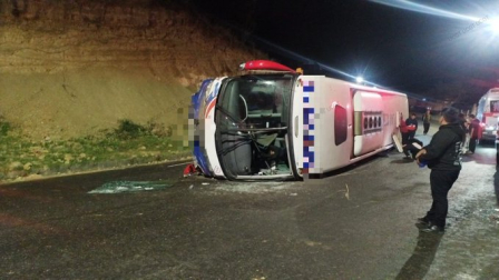 Un bus de pasajeros se volcó en el redondel del ingreso a Loja.