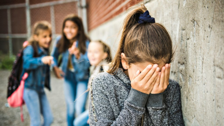 El bullying es acoso escoalr que incluye daño físico o psicológico.