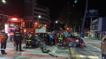 Dos vehículos chocaron en la avenida 10 de Agosto y Colón.