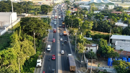 Un tráiler se volcó en el kilómetro 22 de la vía a Daule.