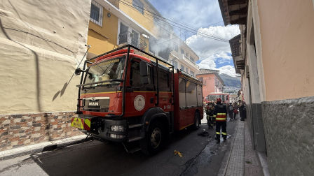 Un incendio estructural se registró en una casa del centro de Quito.