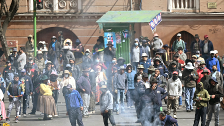Miles de personas salieron a las calles en Bolivia para pedir la salida del presidente Rodrigo Paz.