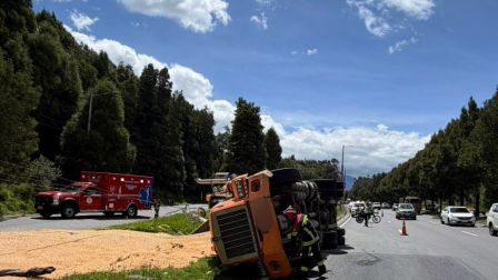 Un tráiler se volcó en la av. Simón Bolívar, a la altura de Bellavista, este viernes 22 de mayo de 2026.